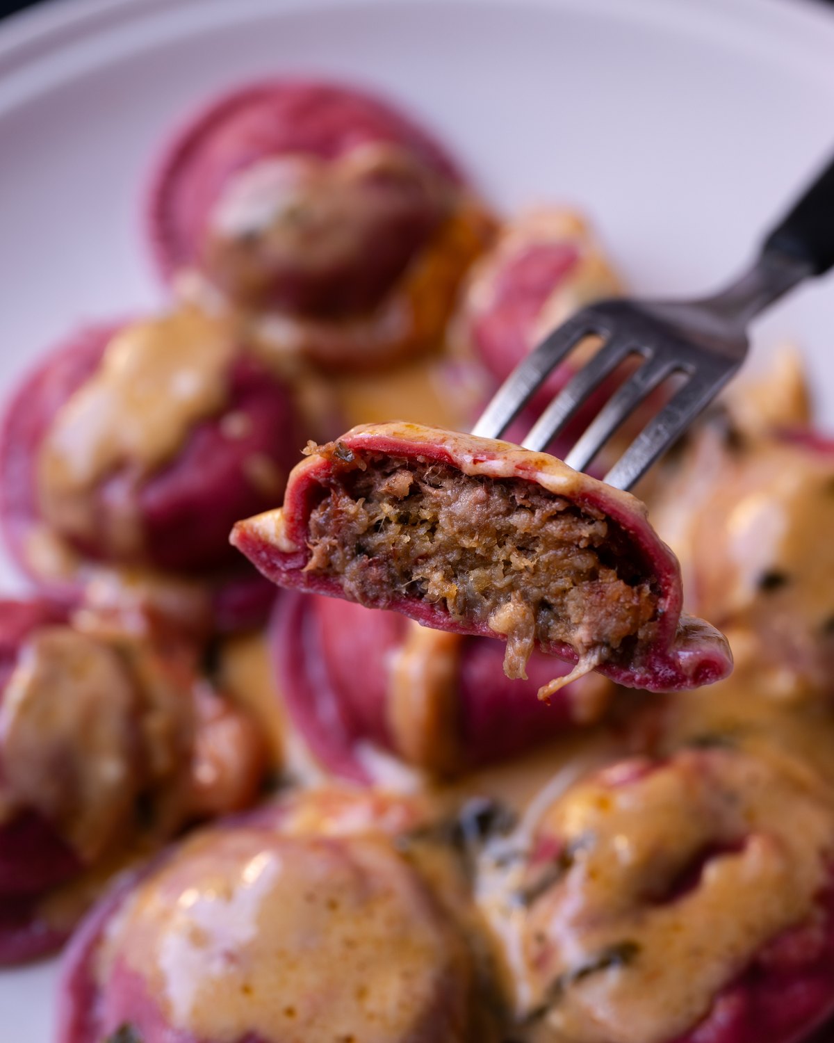 Raviolones de osobuco braseado al malbec con salsa cremosa