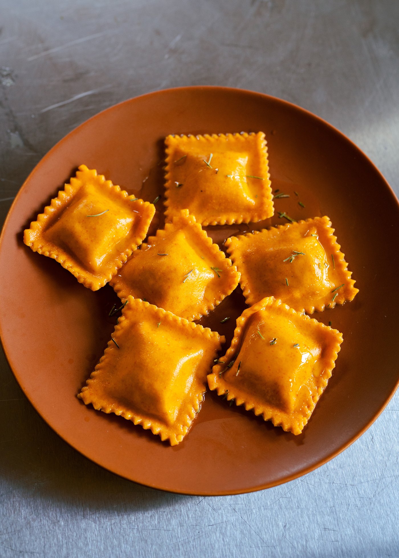 Raviolones Tre Paste servidos en plato de cerámica