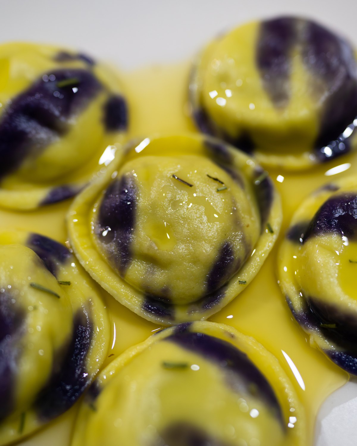 Sorrentinos artesanales de masa marmolada con aceite de oliva